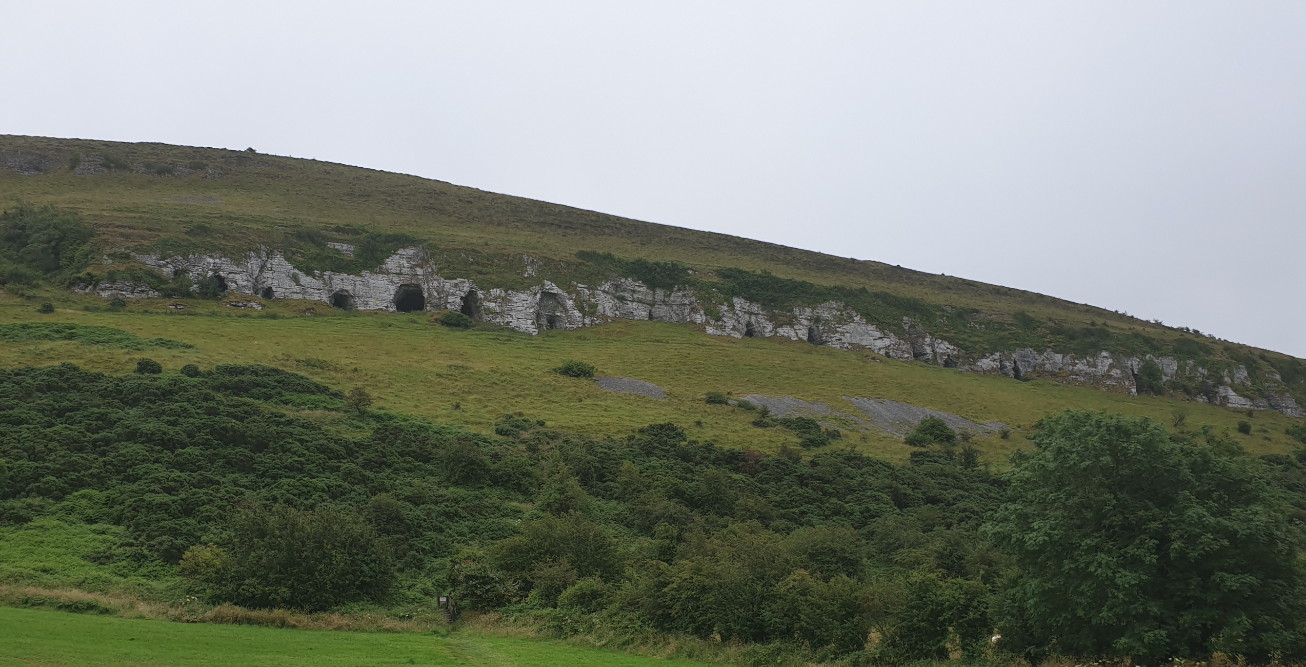 Die Eingänge der Keshcorran Caves (Foto: Martina Simmert)