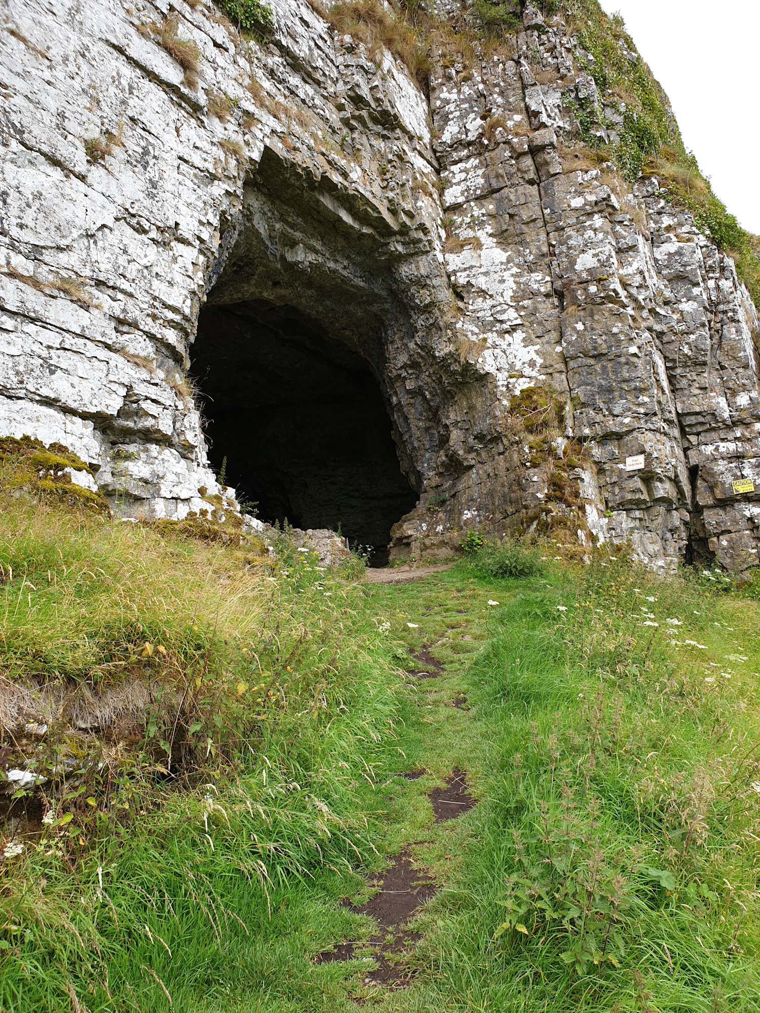 Eines der größeren Mundlöcher (Foto: Hartmut Simmert)