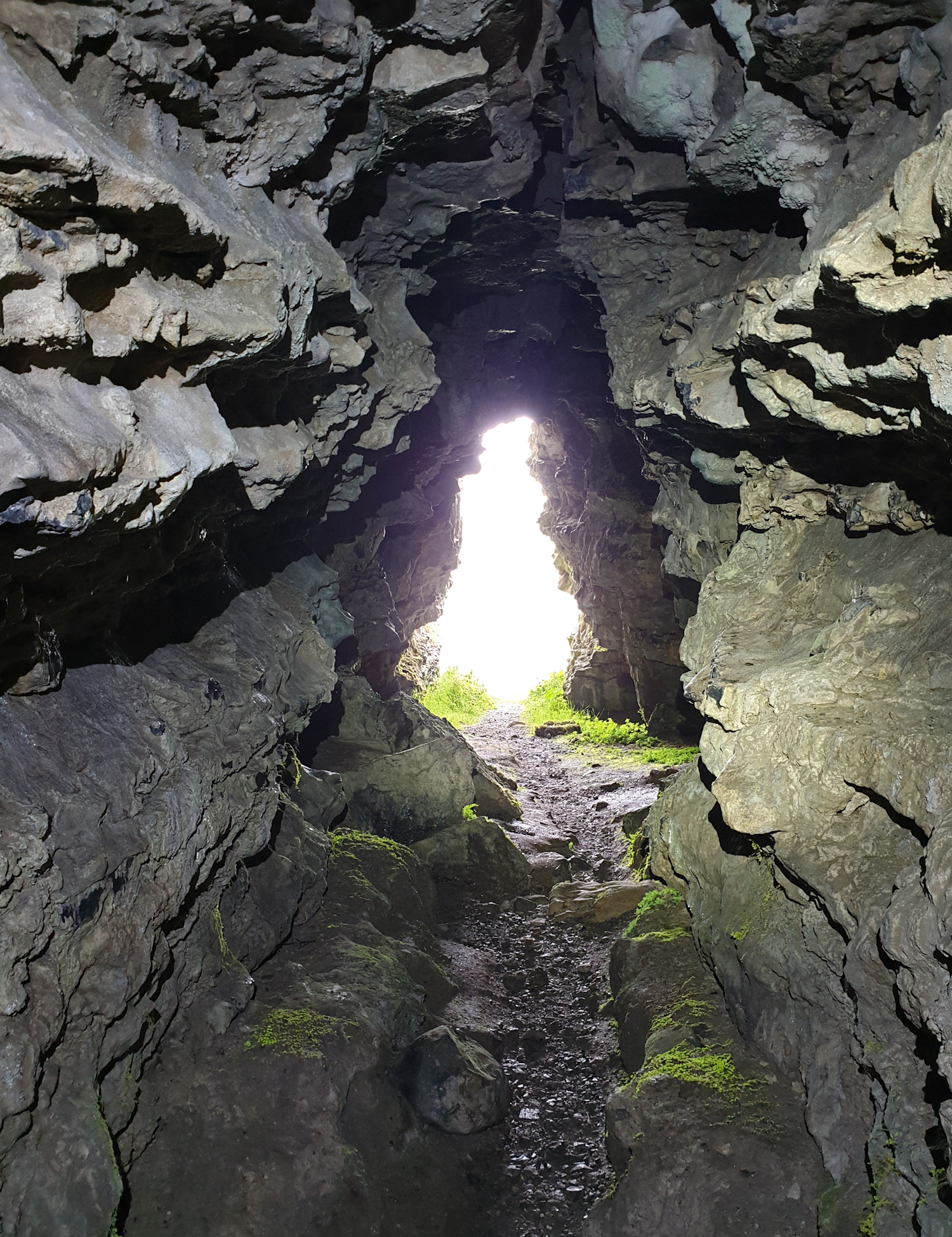 Einer der schmaleren Gänge mit Blick zum Ausgang (Foto: Hartmut Simmert)