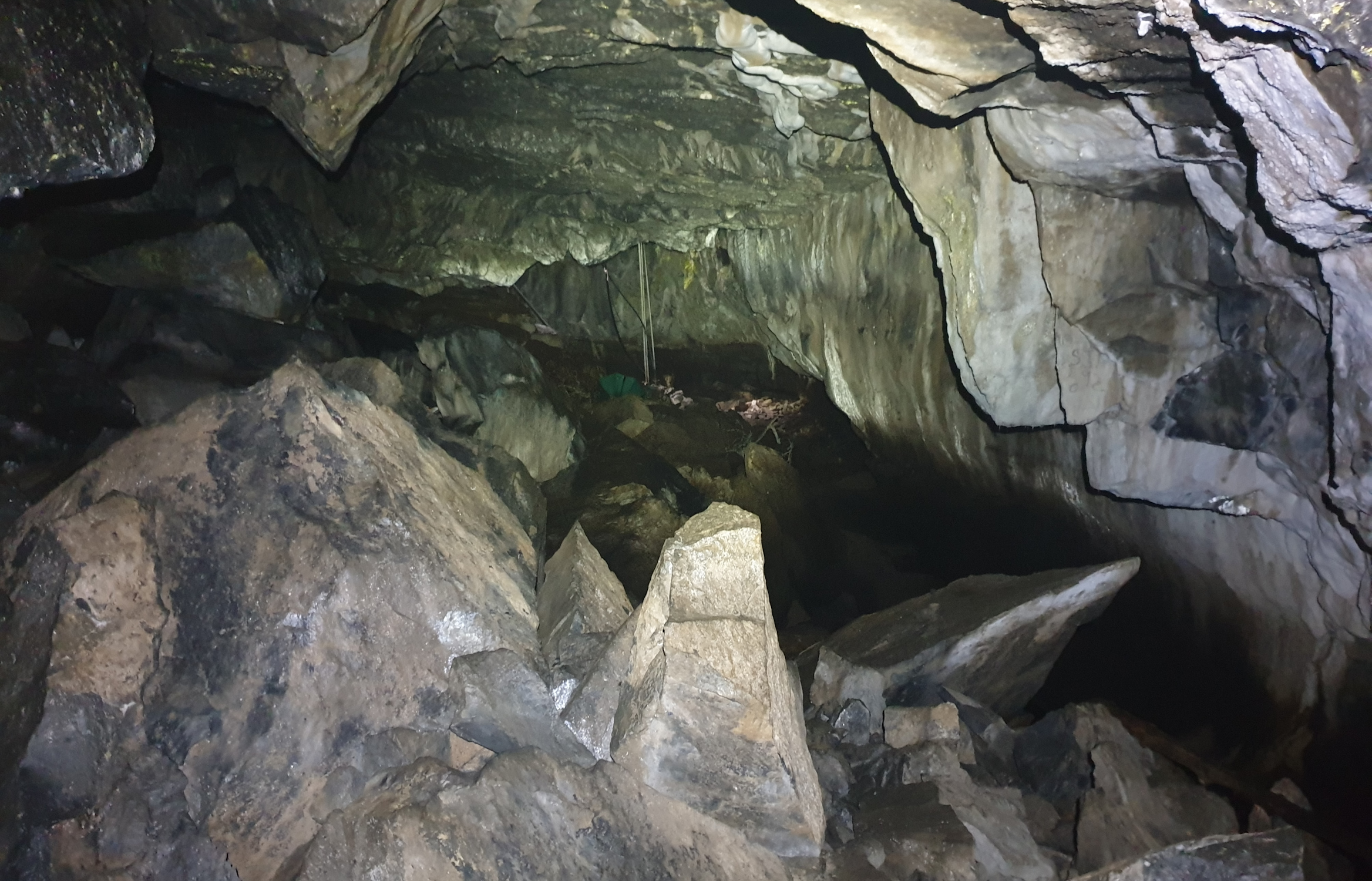 Der Hauptgang. Im hinteren Bereich sieht man die Wasserrohre, die in der Zugangskluft installiert sind (Foto: Hartmut Simmert).
