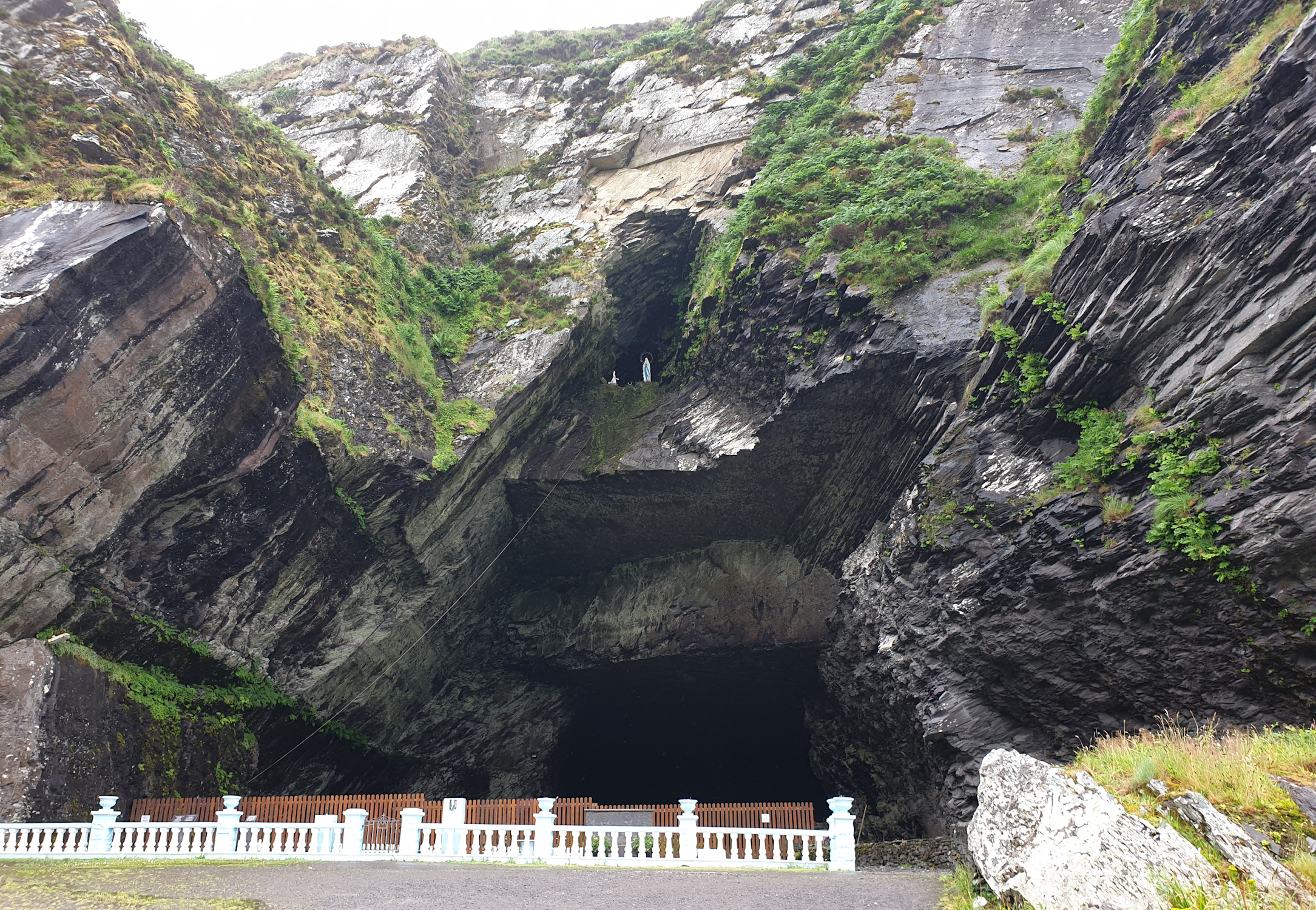 Am Hauptportal ist deutlich die Schieferstruktur des Gesteins zu erkennen (Foto: Martina Simmert)