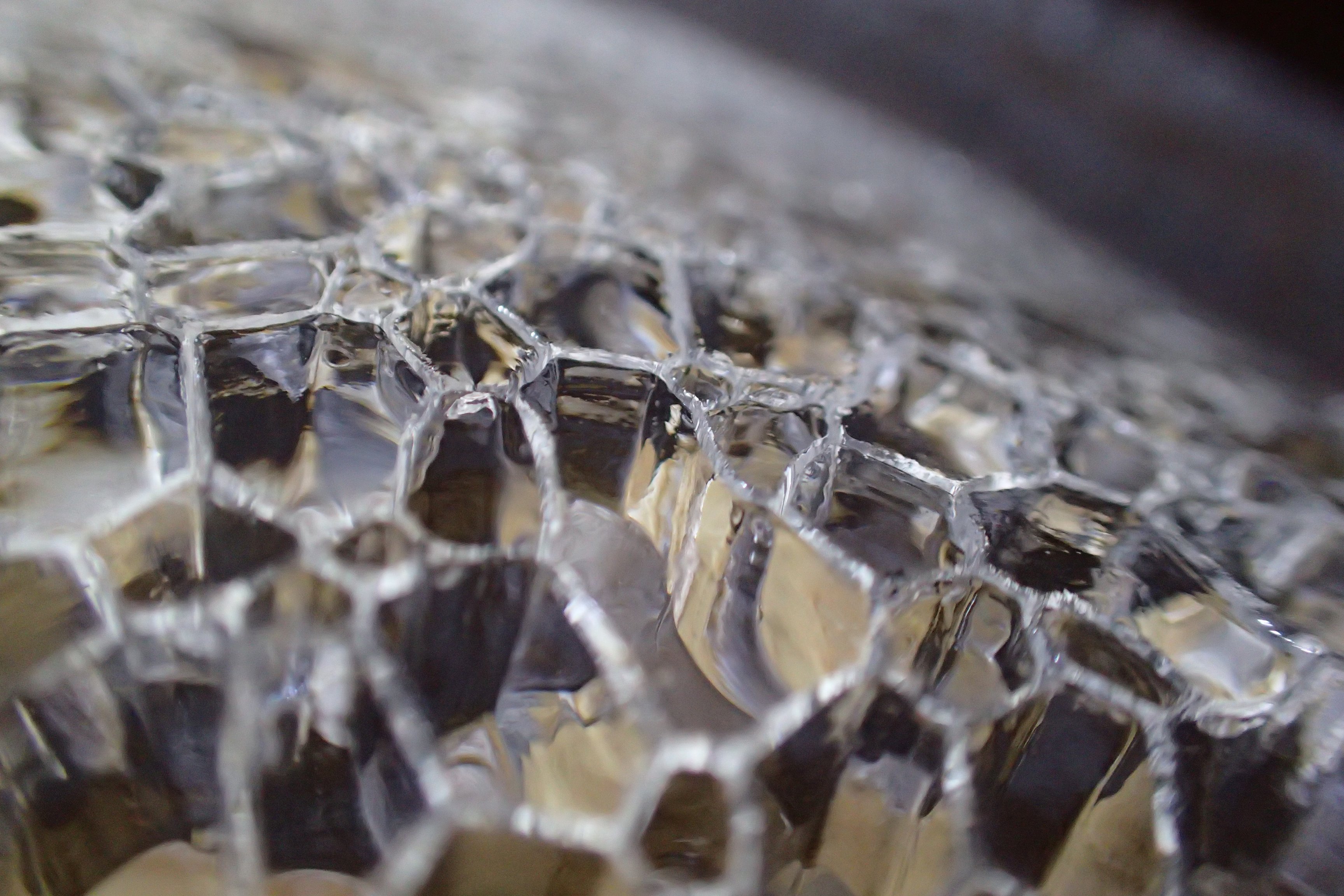 Bizarre Eisstrukturen an einer Wand in der Pozoj Höhle. Bild: Lisa Hoffmann.