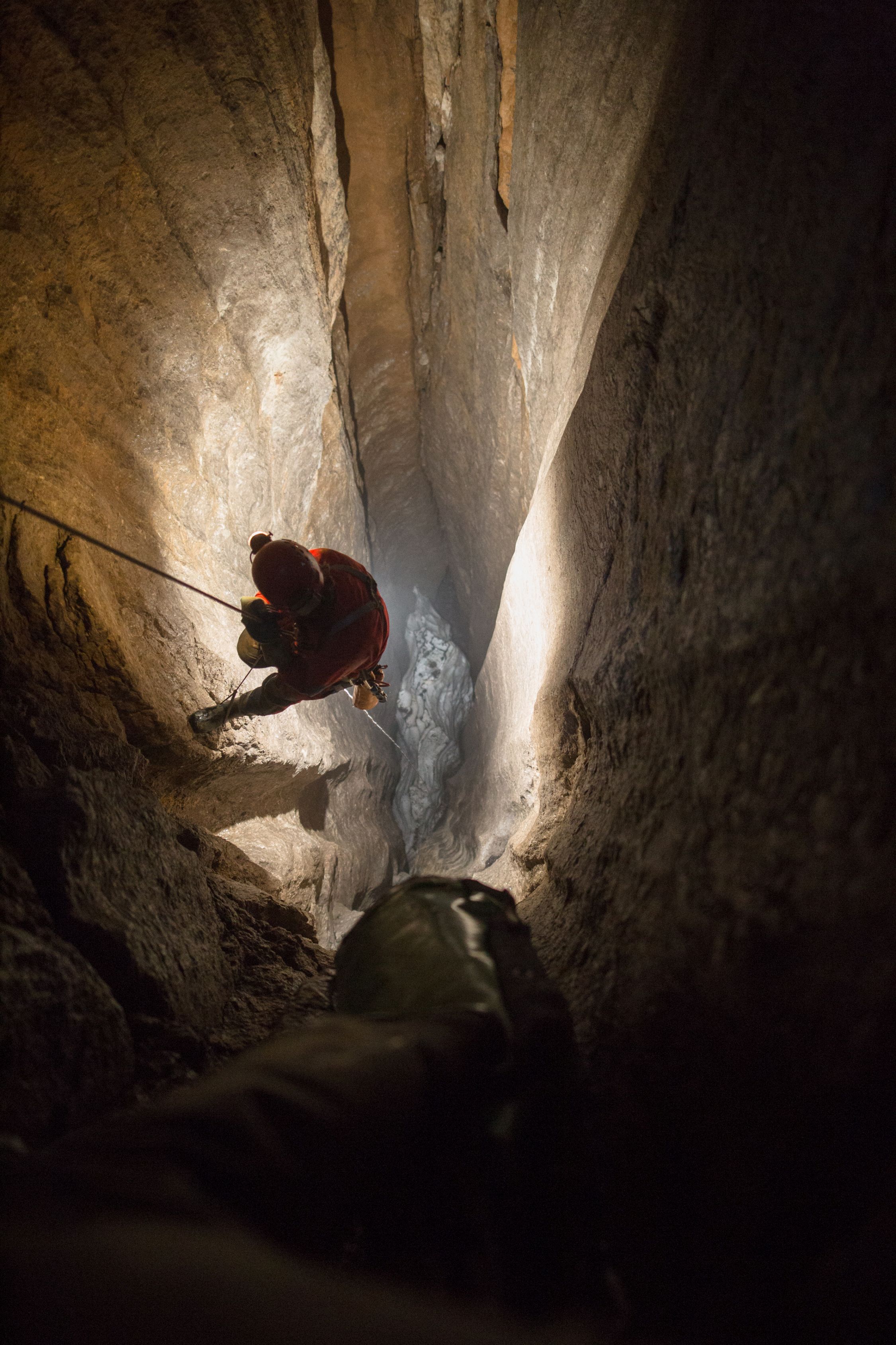 Abseilen in die Avatar Höhle. Bild: Julius Zimmermann.