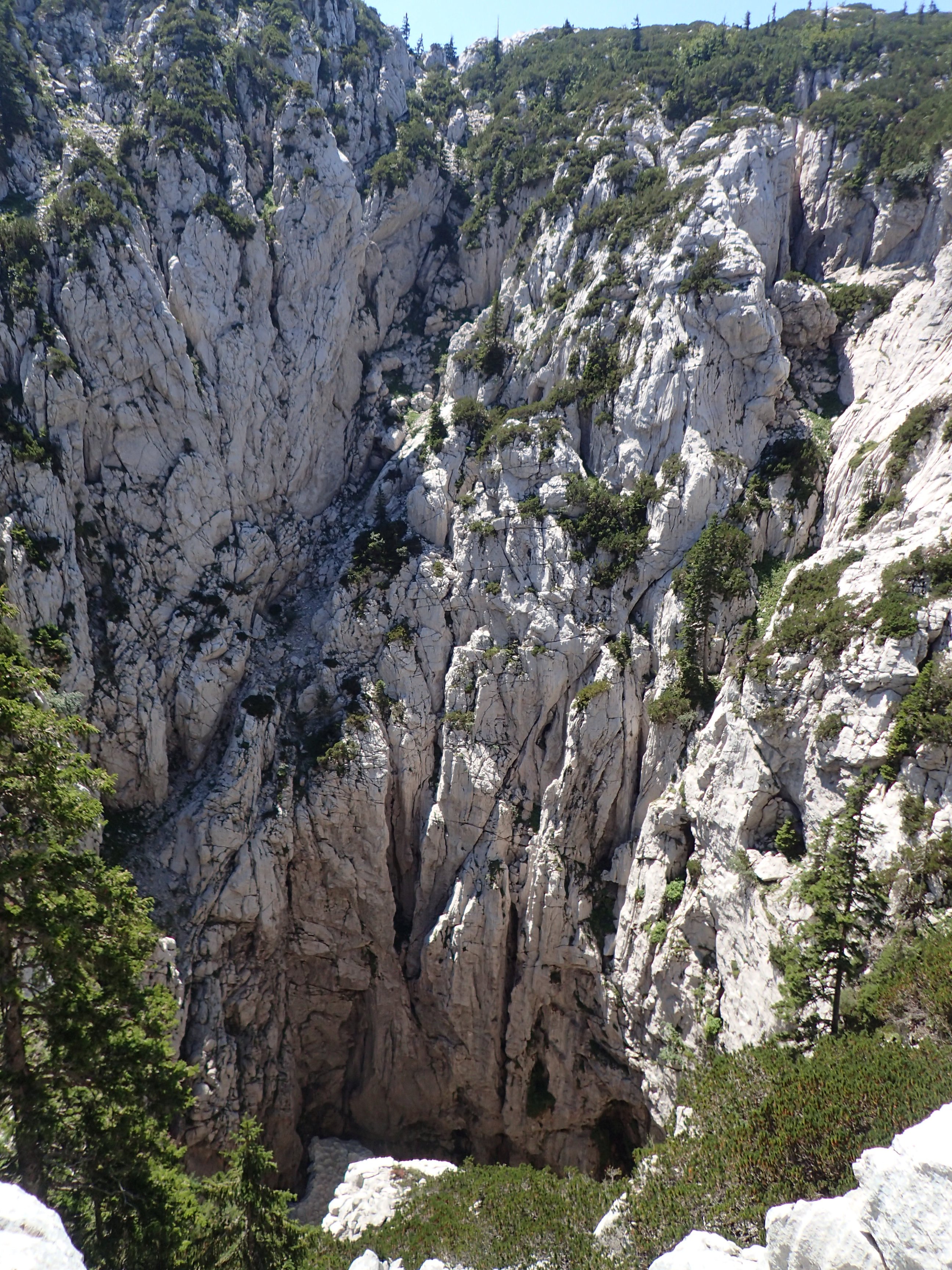 Doline der Xantipa Höhle. Bild: Lisa Hoffmann.