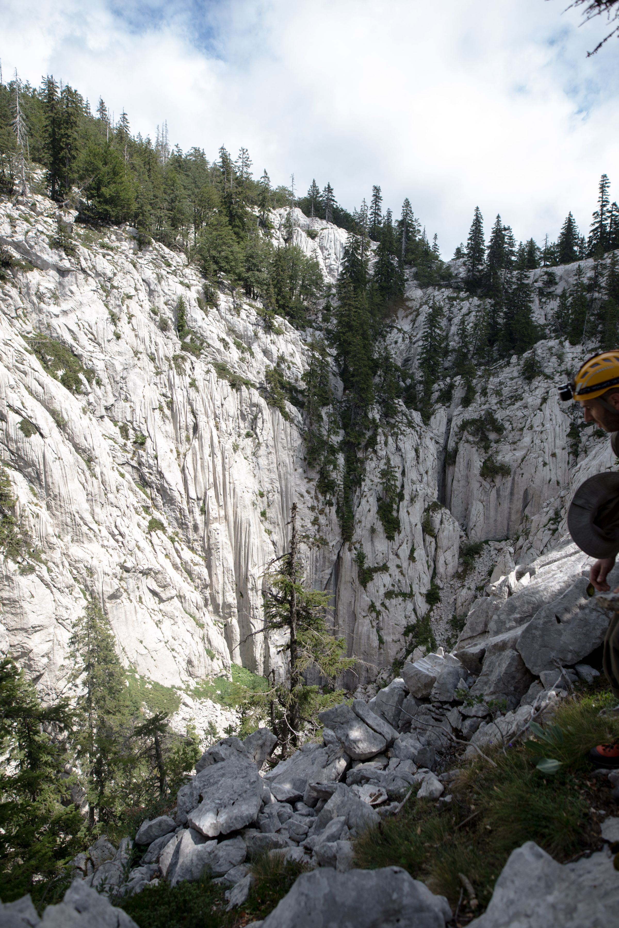 Wir haben keine Chance hier ohne Seile hinunter zu kommen. Bild: Matthias Hardner.
