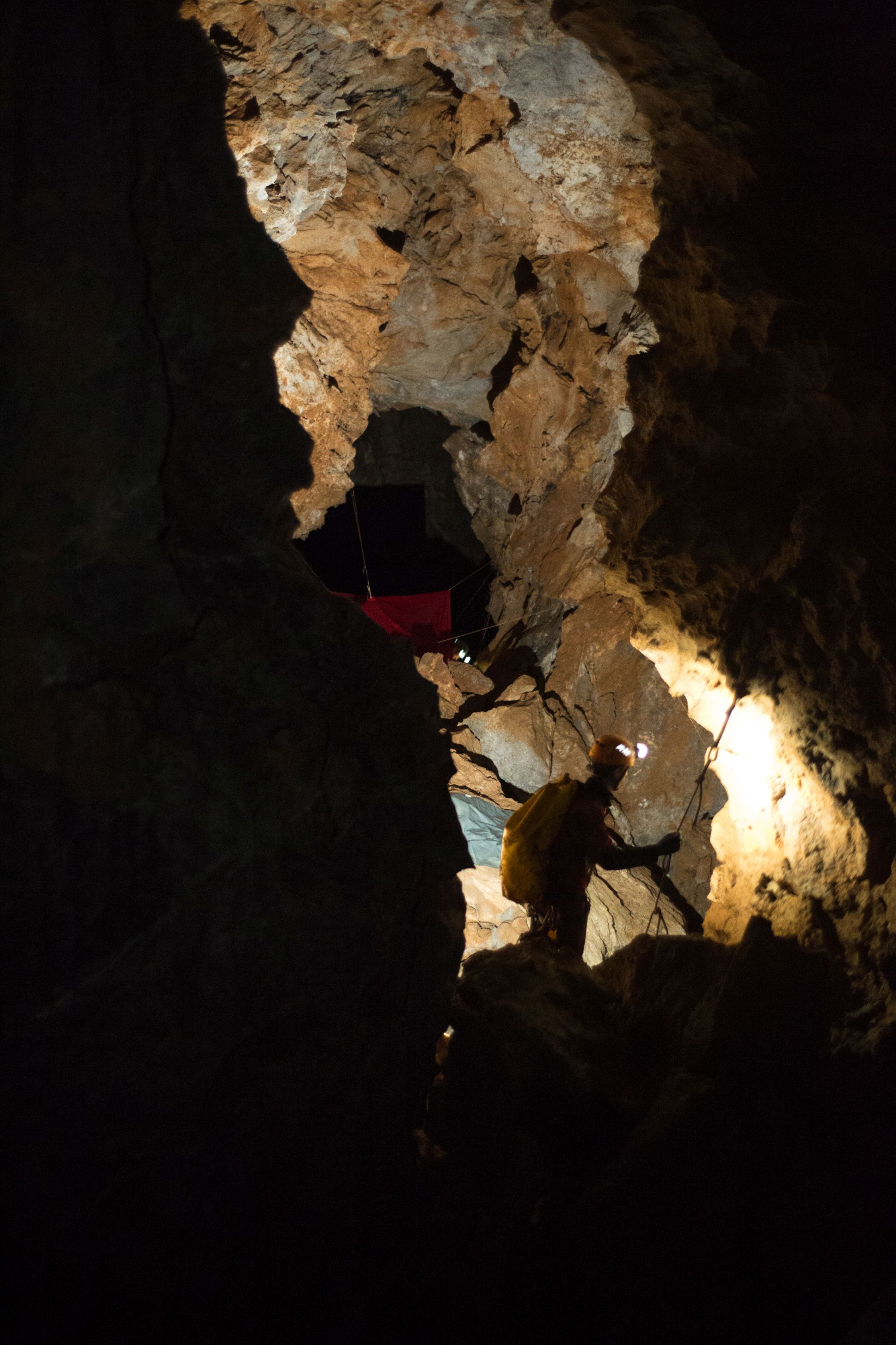 ngekommen am Biwak 1 in -360m Tiefe. Bild: Julius Zimmermann