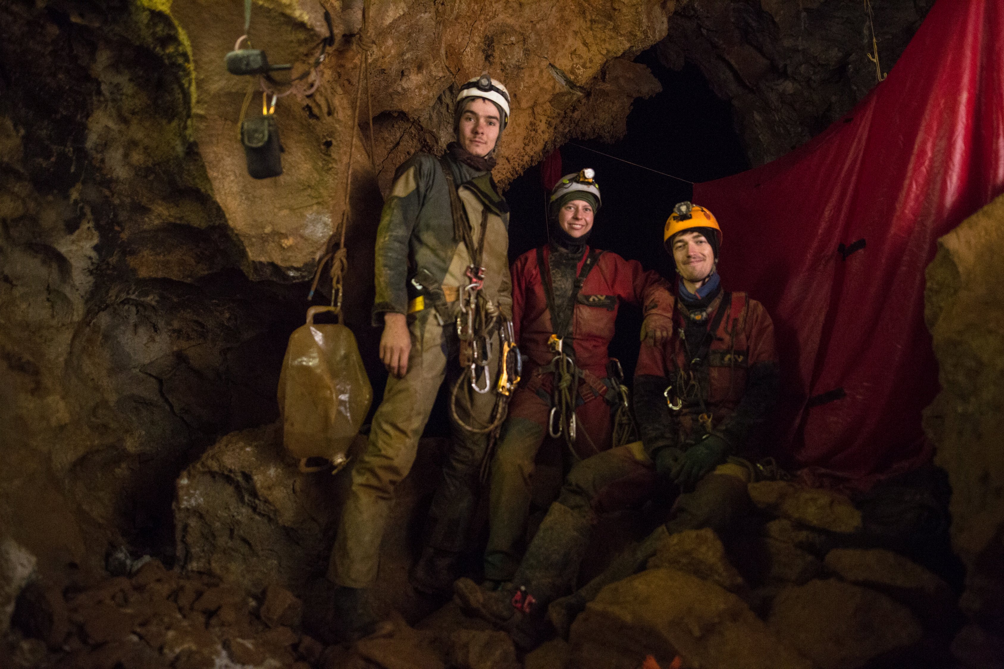 Nach einer Nacht im Biwak, v.l.n.r.: Julius, Lisa, Max vorm Biwak 1, Slovačka Jama. Bild: Julius Zimmermann.