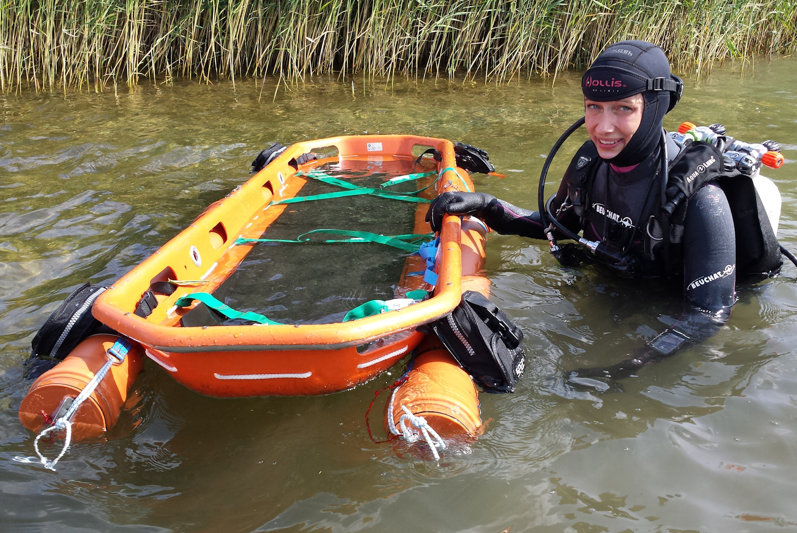Die modifizierte Rettungstrage bei einer Übung im Bernsteinsee